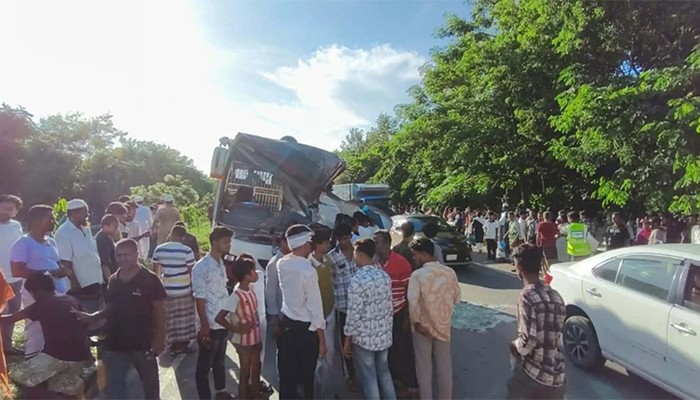 ​এক্সপ্রেসওয়েতে যাত্রীবাহী দুই বাসের সংঘর্ষে নিহত ৩