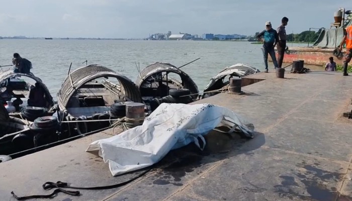 বিয়েতে যাওয়ার পথে ট্রলারডুবি: একই পরিবারের ৩ জনের মরদেহ উদ্ধার
