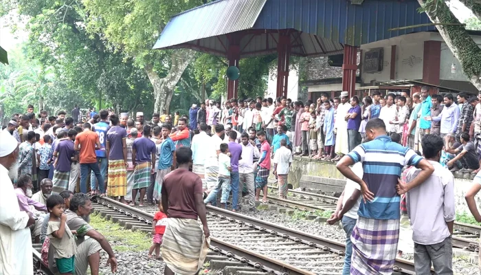 নীলফামারীতে যাত্রাবিরতির দাবিতে রেলপথ অবরোধ
