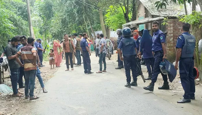 বাড়ির ছাদ থেকে বল্লম নিক্ষেপ, গলায় বিঁধে বৃদ্ধ নিহত
