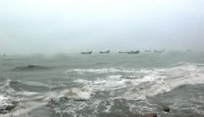 সাগরে নিম্নচাপ, চার সমুদ্রবন্দরে সতর্ক সংকেত