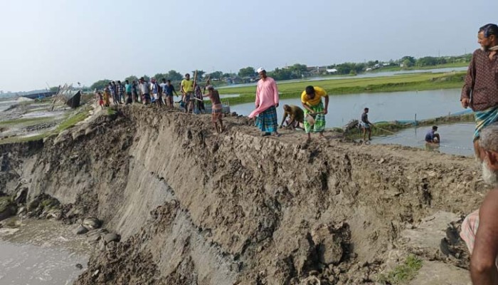 কপোতাক্ষ নদের বেড়িবাঁধে ভাঙন, চলছে স্বেচ্ছাশ্রমে কাজ