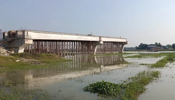 জামালপুরে দুই সেতু নির্মাণে ধীরগতি, বাড়ছে দুর্ভোগ