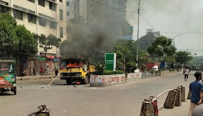 মিরপুরে ফুটপাত উচ্ছেদ অভিযানে সংঘর্ষ