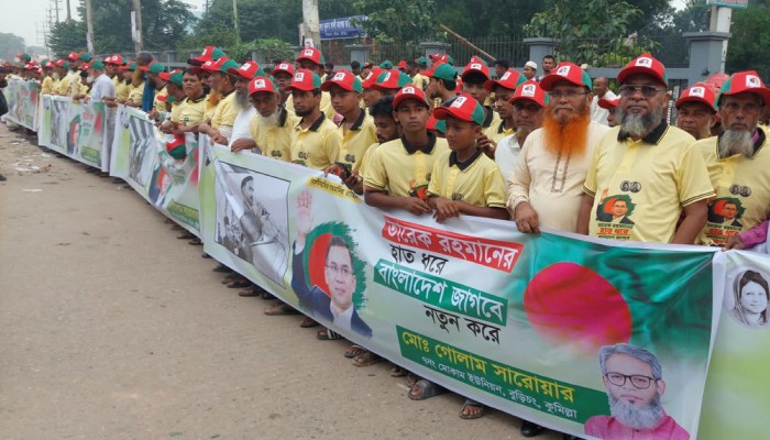 প্রধানমন্ত্রীকে অভিবাদন জানাতে উৎসবের আমেজ