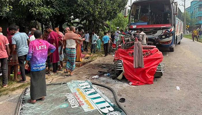 ​ময়মনসিংহে বাসচাপায় অটোরিকশার সাত যাত্রী নিহত
