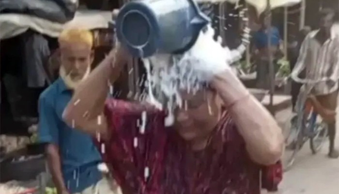 ​জামাইয়ের কাছ থেকে মেয়েকে ছাড়িয়ে এনে দুধ দিয়ে গোসল