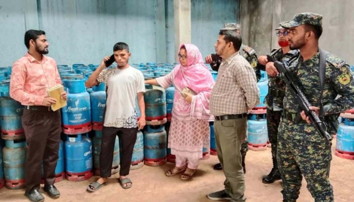 সরকারি দামে গ্যাস বিক্রি নিশ্চিত করতে ১৬ জেলায় অভিযান