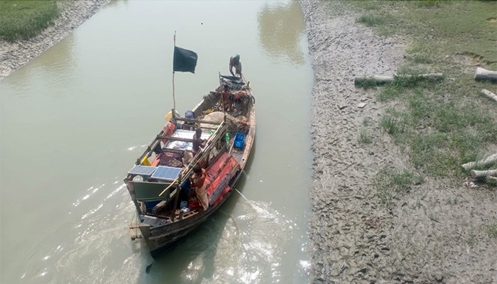 লোকসানের ধকল নিয়েই ২২ দিনের নিষেধাজ্ঞায় হাজার হাজার জেলে