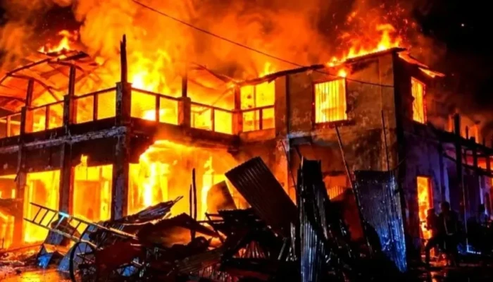মাঝরাতে আগুনে পুড়লো ঐতিহ্যবাহী সিনেমা হলসহ ২০ দোকান