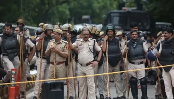ককরোচ পার্টির বিক্ষোভ: দিল্লিতে ২৩ হাজার সশস্ত্র পুলিশ মোতায়েন