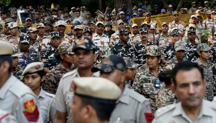 দিল্লিতে বন্ধ  ইন্টারনেট ও রেলসেবা