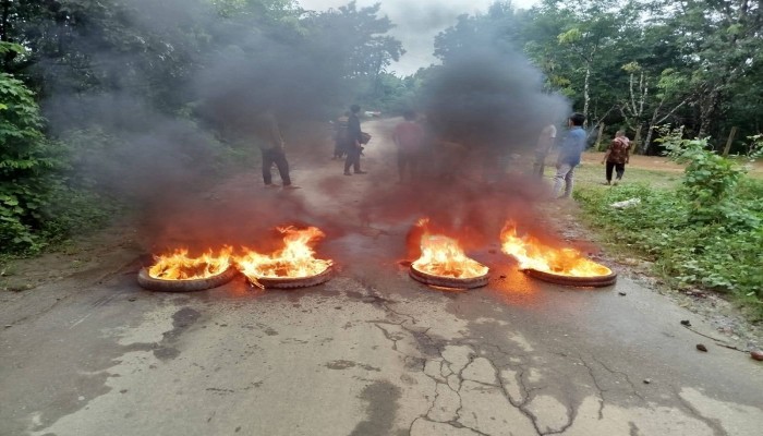 সাজেক সড়কে অনির্দিষ্টকালের অবরোধ, বিপাকে পর্যটকরা
