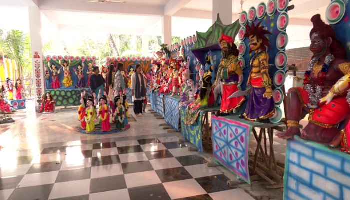 যশোরে এক মণ্ডপেই ১০১ প্রতিমা, চার যুগের কাহিনিতে সাজছে মন্দির