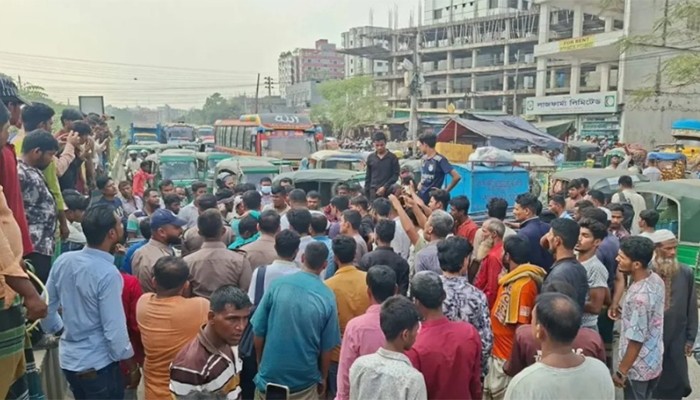 ​রাজধানীতে অটোরিকশা বন্ধের প্রতিবাদে চালকদের সড়ক অবরোধ