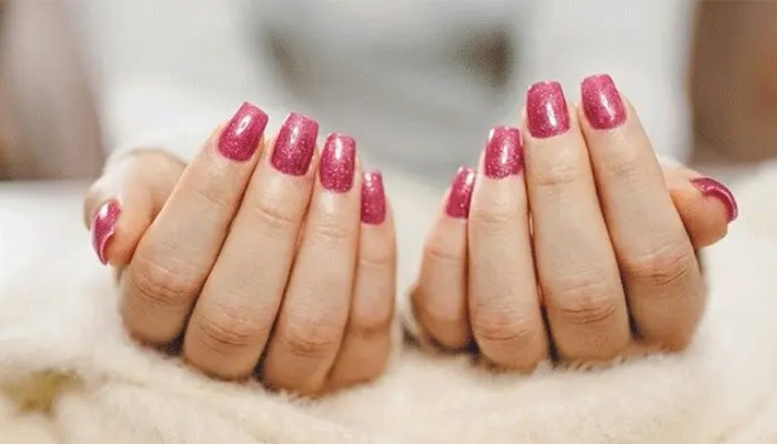 নেইলপলিশ দেওয়া নখে খাবার খেলে কী হয়