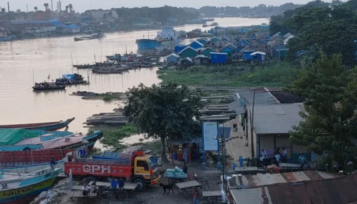 বদলে গেছে নদীর চেহারা