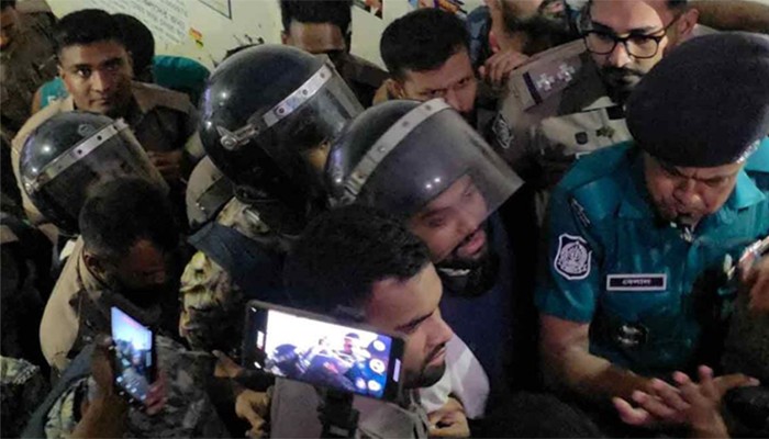 ​রবীন্দ্রনাথের গ্রাফিতিতে কালি, চার আসামি রিমান্ডে