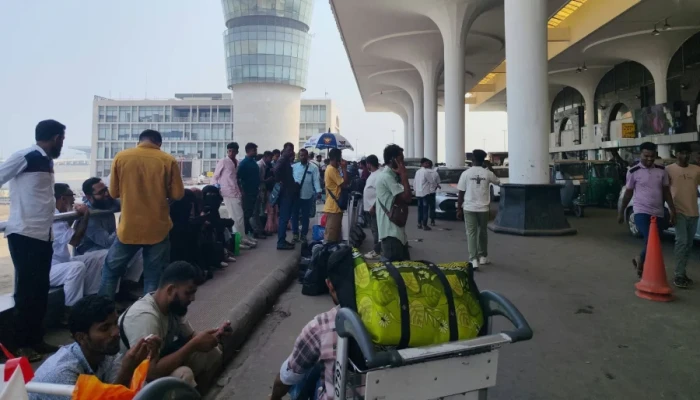 শাহজালাল বিমানবন্দরে  অপেক্ষায় অতিষ্ট হাজারো যাত্রী