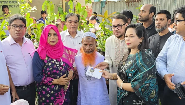 দুই হাত ছাড়াই গড়েছেন স্কুল, সেই দুঃখু মিয়ার পাশে জেলা প্রশাসন