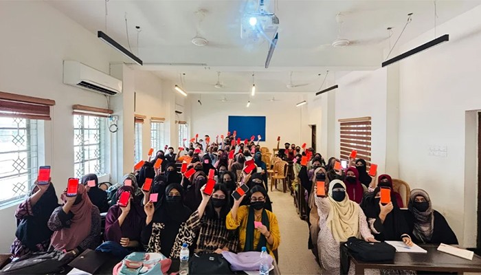 ​ঢাবির শিক্ষক তাসনিমের বিরুদ্ধে শিক্ষার্থীদের লাল কার্ড প্রদর্শন
