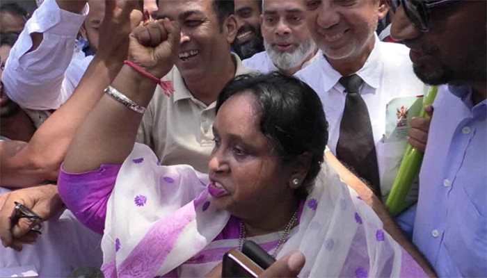 ​‘জয়বাংলাকে দাবিয়ে রাখা যাবে না’ বলে স্লোগান দিলেন আইভী
