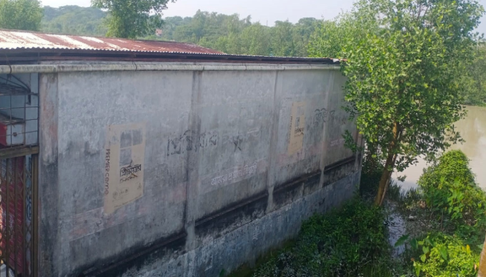 কলাপাড়ায় বাজারের রাস্তাসহ নদীতীর দখল করে পাকা স্থাপনা
