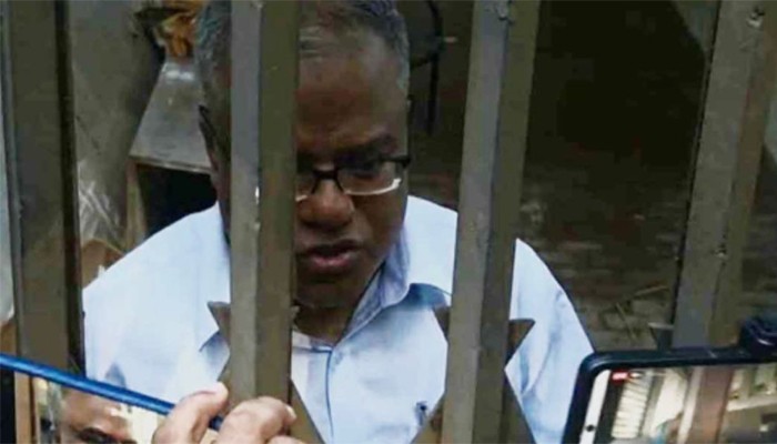 ৩০ ঘণ্টা পর চুয়েটের অবরুদ্ধ ভিসি উদ্ধার, নেওয়া হচ্ছে হাসপাতালে