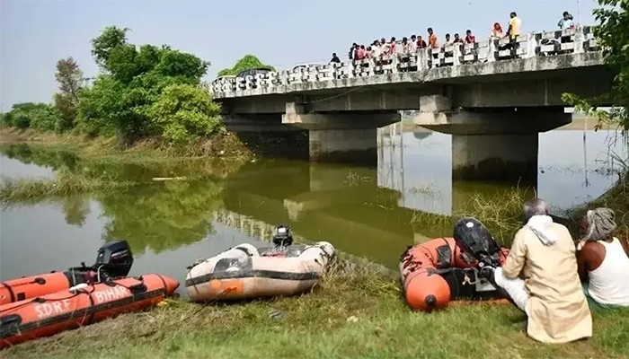 ​ভারতে গঙ্গা নদীতে নৌকা উল্টে ১৩ শিশুর মৃত্যু