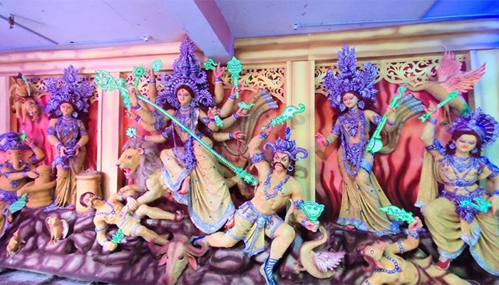 মন্দিরে মুগ ডালের প্রতিমা দেখতে দর্শনার্থীদের ভিড়