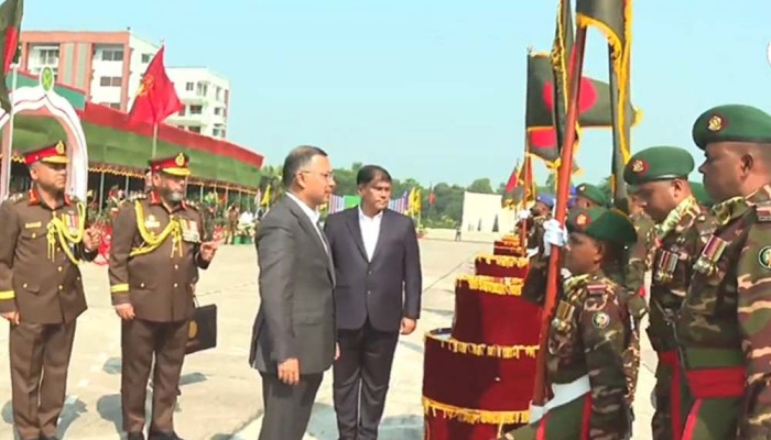সেনাবাহিনীর ৭টি ইউনিটকে জাতীয় পতাকা দিলেন প্রধানমন্ত্রী