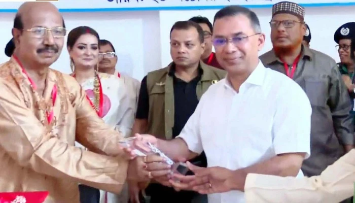 রংপুরের ধর্মসভা মন্দিরে কুশল বিনিময় করছেন প্রধানমন্ত্রী