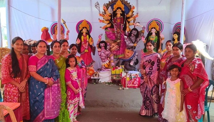 ​কুসংস্কার ভেঙে বৈষম্য দূর: ১১ বছর ধরে নারীদের উদ্যোগে দুর্গাপূজা