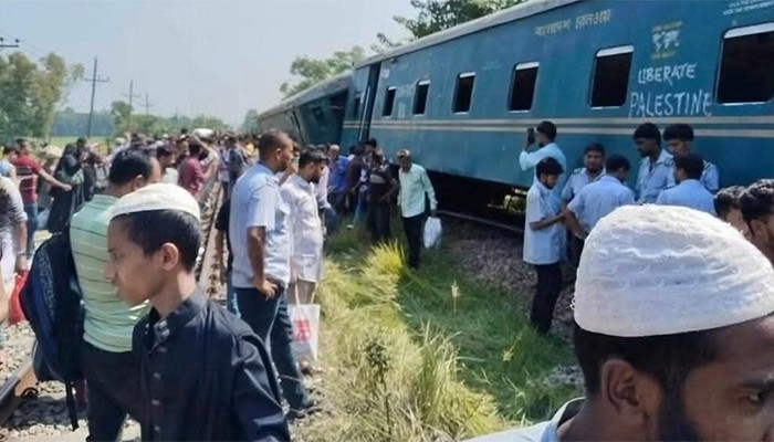 ​কুমিল্লায় ৩ বগি লাইনচ্যুত, ঢাকামুখী লেনে ট্রেন চলাচল বন্ধ