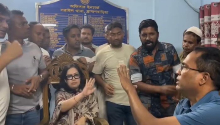 থানার ওসির সঙ্গে রুমিন ফারহানার তুমুল বাগ্‌বিতণ্ডা