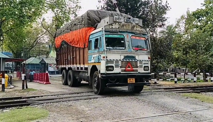 ​টানা আটদিন বন্ধের পর হিলি স্থলবন্দরে আমদানি-রপ্তানি শুরু