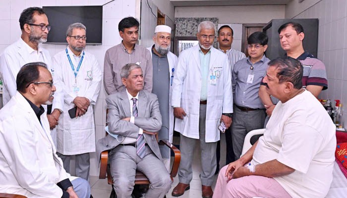 ভূমিমন্ত্রীকে দেখতে হাসপাতালে গেলেন রাষ্ট্রপতি