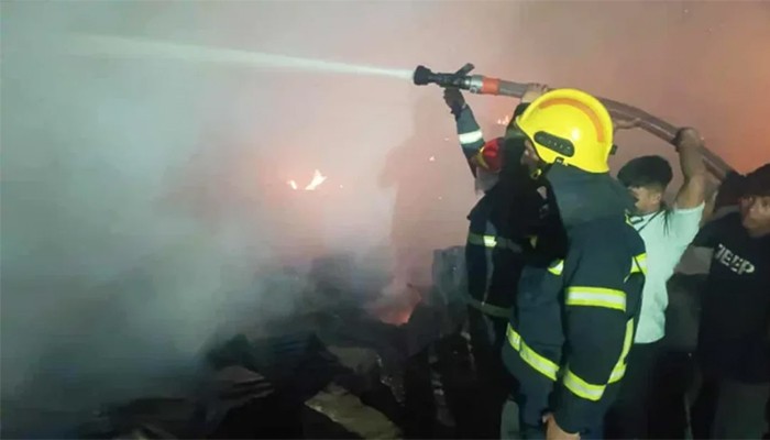 কেরানীগঞ্জে প্লাস্টিক কারখানায় আগুন, নিয়ন্ত্রণে আট ইউনিট