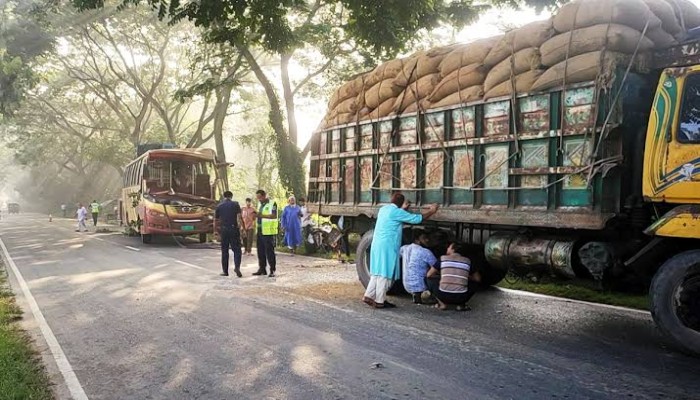 রংপুরে ট্রাকের পেছনে বাসের ধাক্কায় নিহত ৩