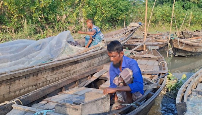 ঋণের বোঝা নিয়ে দুশ্চিন্তায় জেলেরা