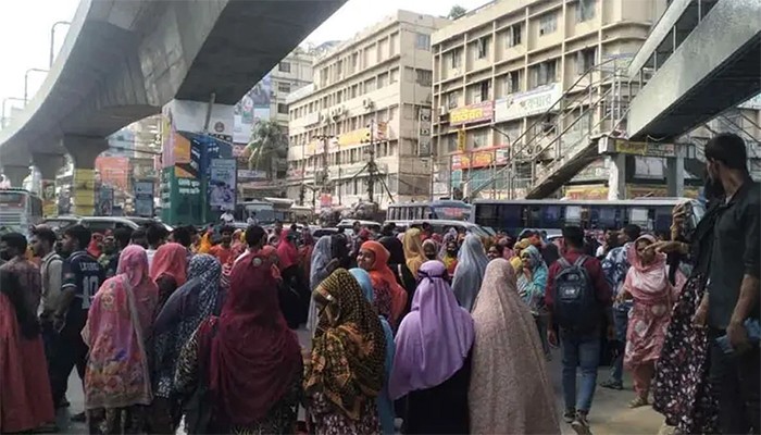 ​মিরপুরে পোশাক শ্রমিকদের সড়ক অবরোধ, যান চলাচল ব্যাহত