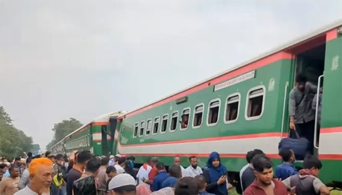 ​টাঙ্গাইলে ট্রেন লাইনচ্যুত, ঢাকার সঙ্গে উত্তরবঙ্গের রেল চলাচল বন্ধ