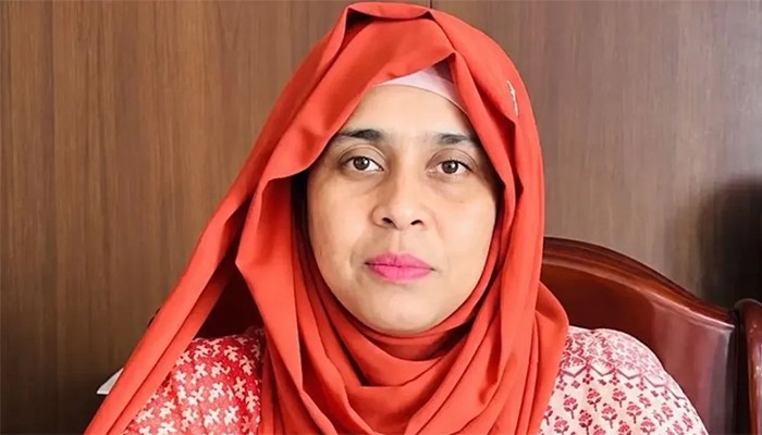 ​দেড় মিনিটে মন্ত্রীকে ৩৫ বার স্যার বলা ইউএনও এখন ‘ছুটি বিতর্কে’